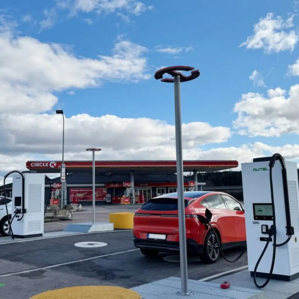 Fleet EV adoption and managing commercial EV charging (1).webp