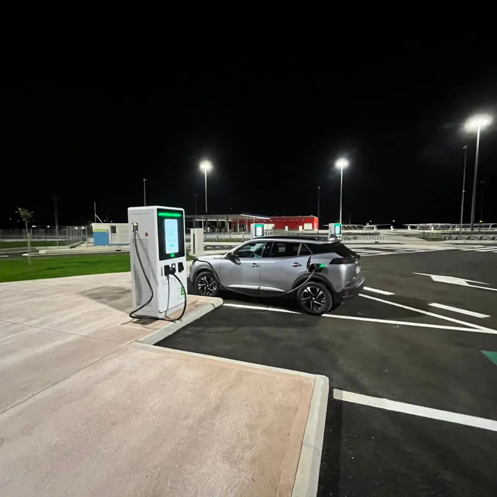 Fleet EV adoption and managing commercial EV charging (2).webp